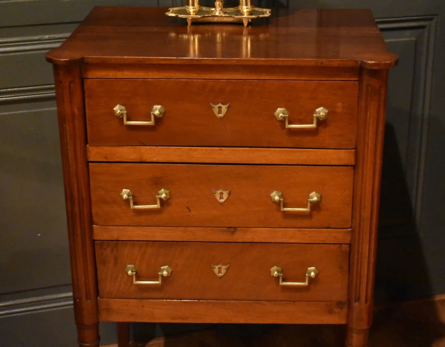 Très petite commode en acajou