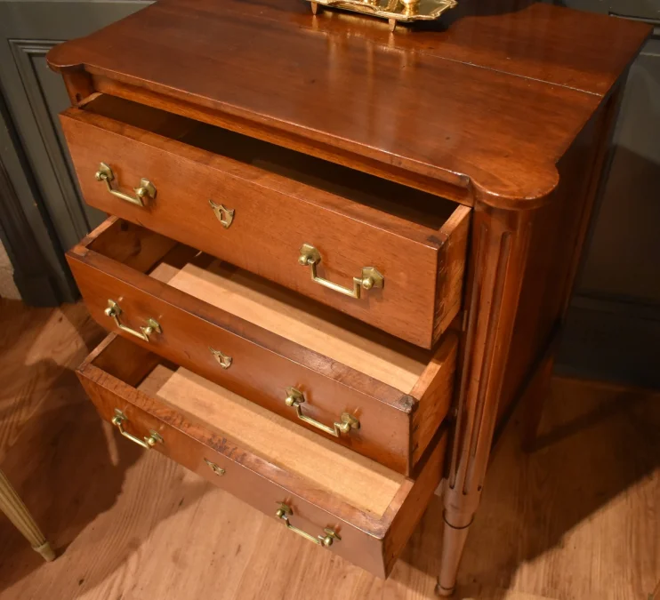 Très petite commode en acajou