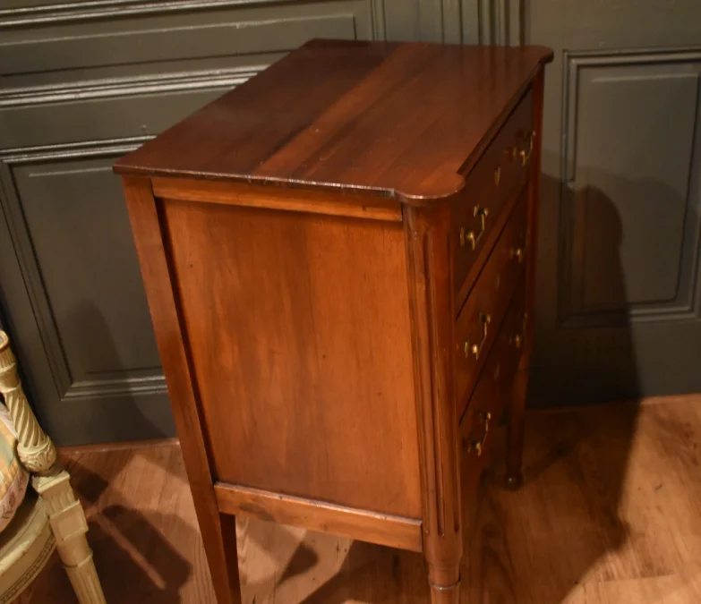 Très petite commode en acajou