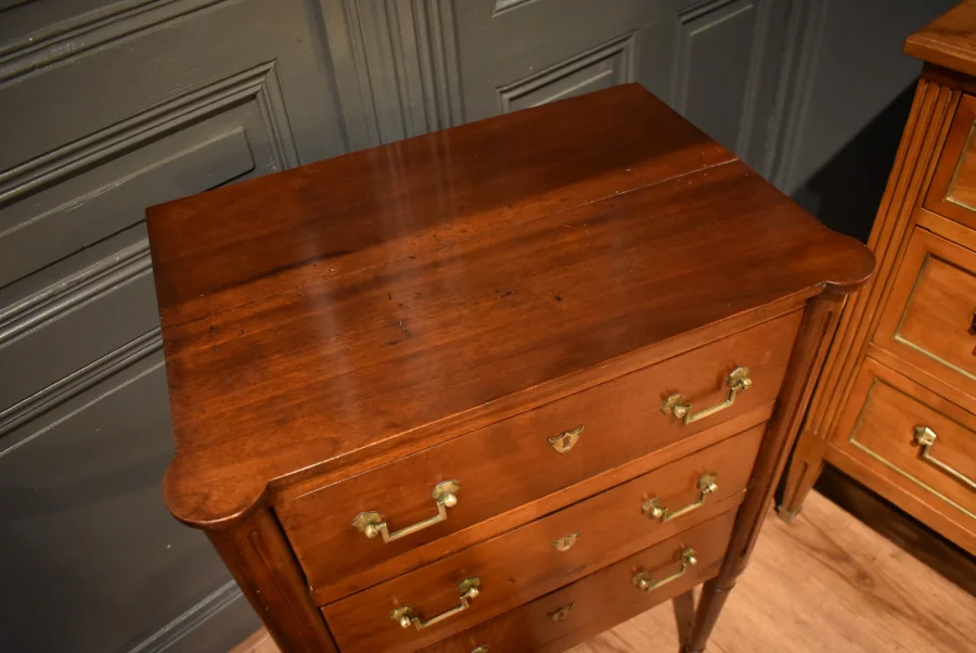 Très petite commode en acajou