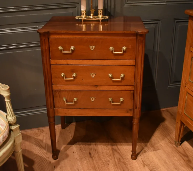 Très petite commode en acajou