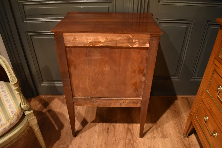 Très petite commode en acajou