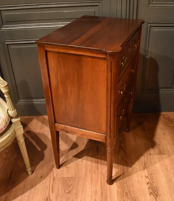 Très petite commode en acajou
