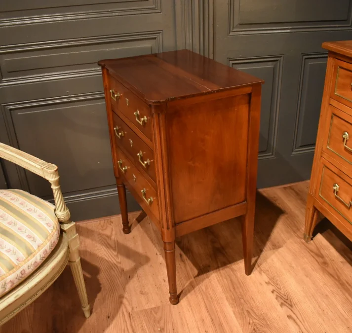 Très petite commode en acajou
