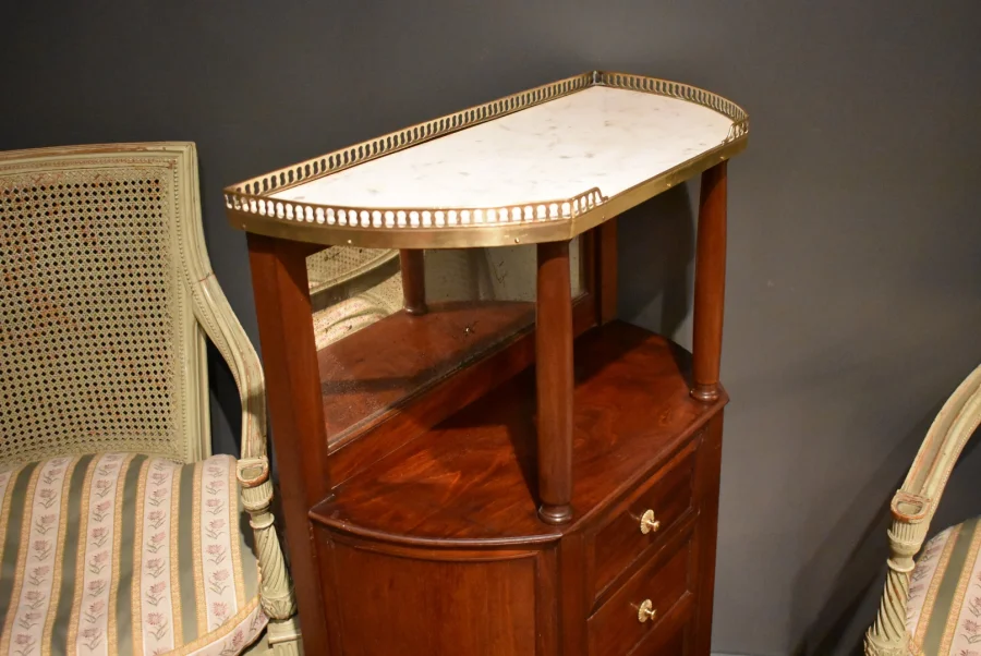 Petit meuble d'entre-deux de style Louis XVI