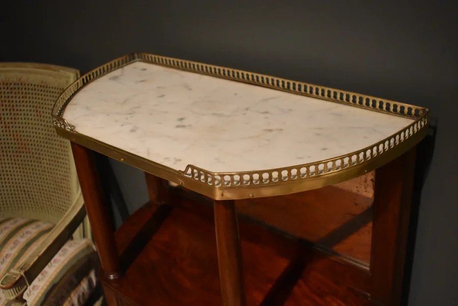 Petit meuble d'entre-deux de style Louis XVI