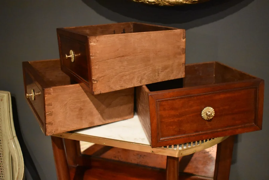Petit meuble d'entre-deux de style Louis XVI