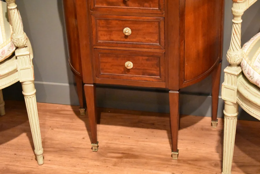 Petit meuble d'entre-deux de style Louis XVI
