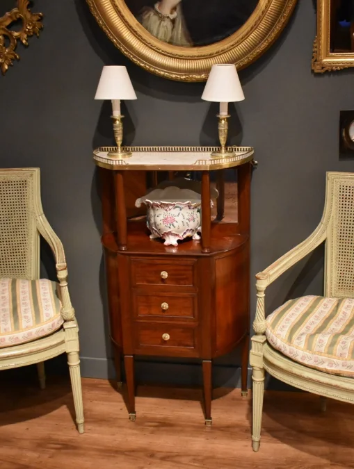 Petit meuble d'entre-deux de style Louis XVI
