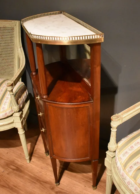Petit meuble d'entre-deux de style Louis XVI