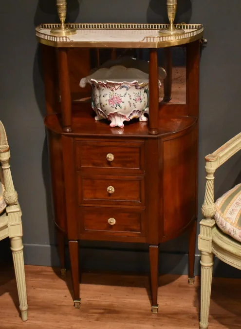 Petit meuble d'entre-deux de style Louis XVI
