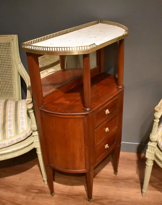 Petit meuble d'entre-deux de style Louis XVI