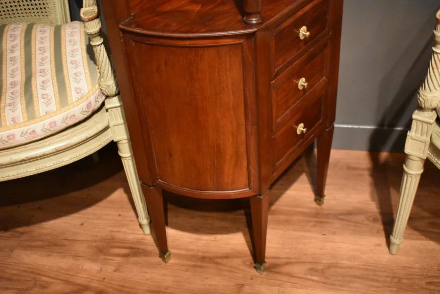 Petit meuble d'entre-deux de style Louis XVI