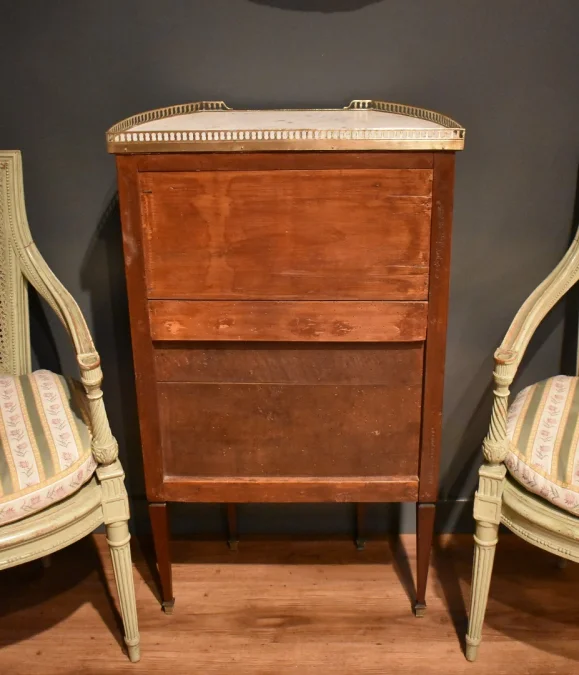 Petit meuble d'entre-deux de style Louis XVI
