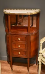 Petit meuble d'entre-deux de style Louis XVI