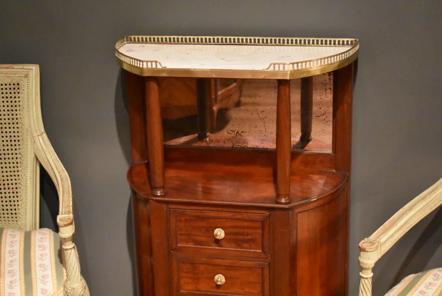 Petit meuble d'entre-deux de style Louis XVI