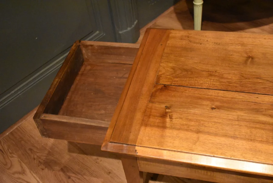 Table basse en noyer