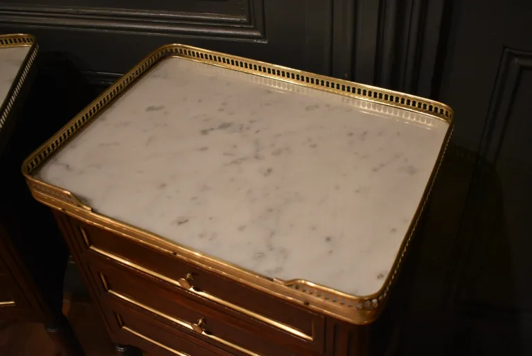 PAAR NACHTTISCHE IM STIL LOUIS XVI.