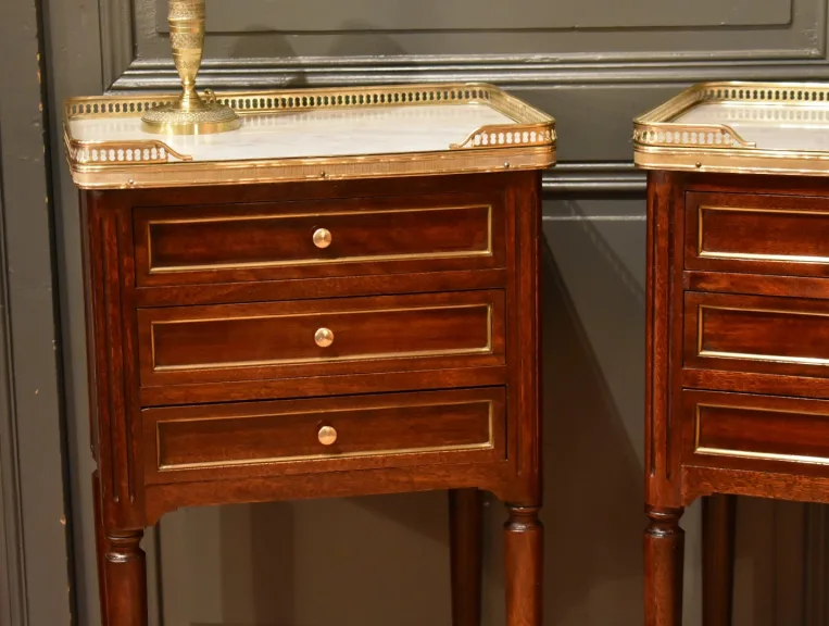 PAAR NACHTTISCHE IM STIL LOUIS XVI.