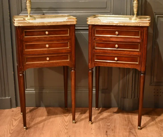 TWEE NACHTKASTJES IN LOUIS XVI-STIJL