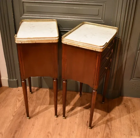 TWEE NACHTKASTJES IN LOUIS XVI-STIJL