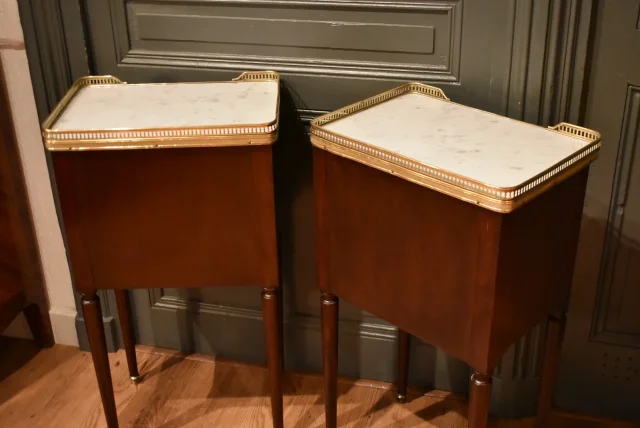 TWEE NACHTKASTJES IN LOUIS XVI-STIJL