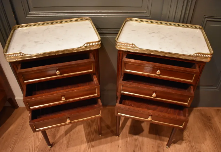 PAAR NACHTTISCHE IM STIL LOUIS XVI.