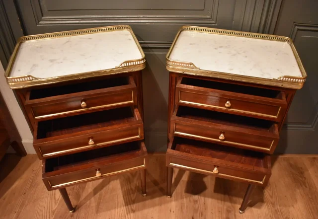 TWEE NACHTKASTJES IN LOUIS XVI-STIJL