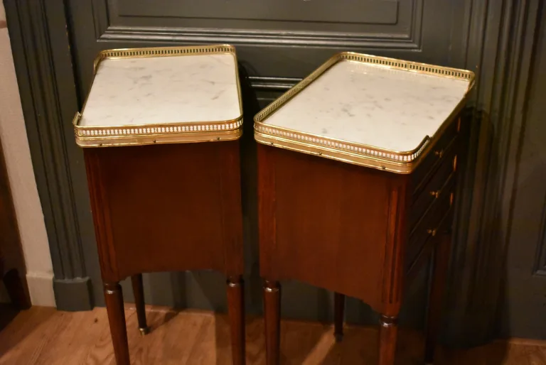 PAAR NACHTTISCHE IM STIL LOUIS XVI.
