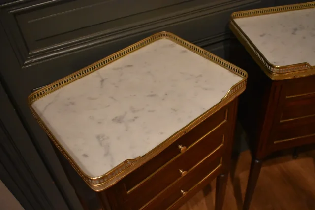 TWEE NACHTKASTJES IN LOUIS XVI-STIJL