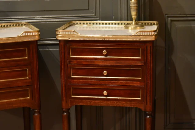 TWEE NACHTKASTJES IN LOUIS XVI-STIJL