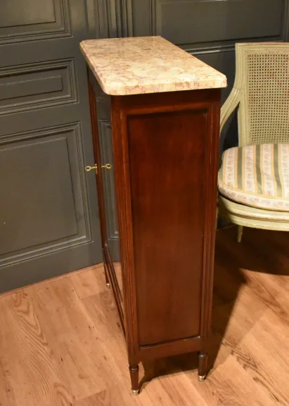 Petite vitrine de style Louis XVI