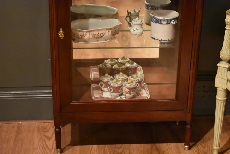 Petite vitrine de style Louis XVI