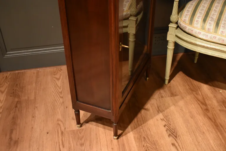 Petite vitrine de style Louis XVI