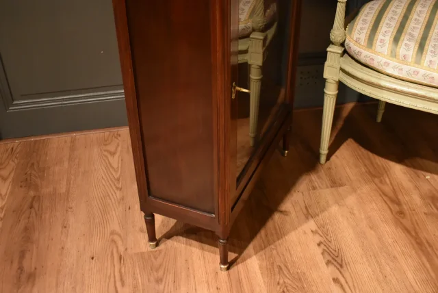 Petite vitrine de style Louis XVI