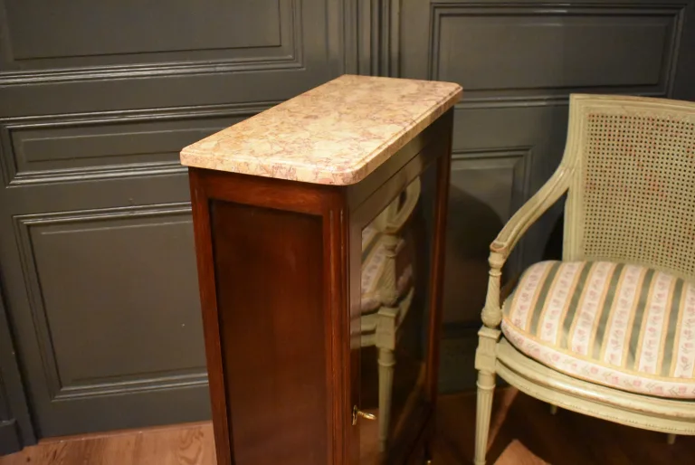 Petite vitrine de style Louis XVI