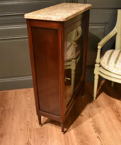 Petite vitrine de style Louis XVI