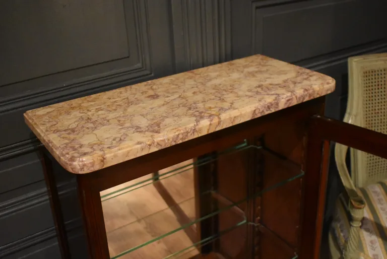 Petite vitrine de style Louis XVI