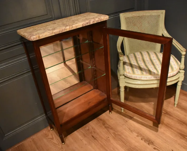 Petite vitrine de style Louis XVI