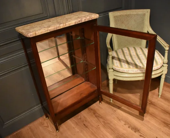 Petite vitrine de style Louis XVI