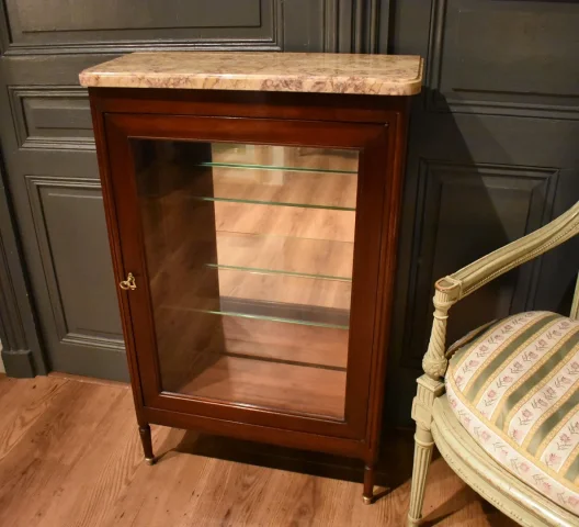 Petite vitrine de style Louis XVI