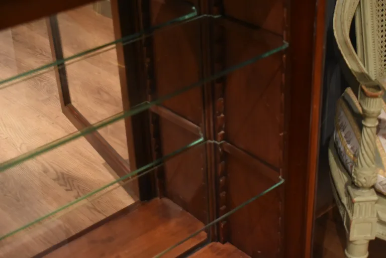 Petite vitrine de style Louis XVI