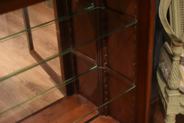Petite vitrine de style Louis XVI