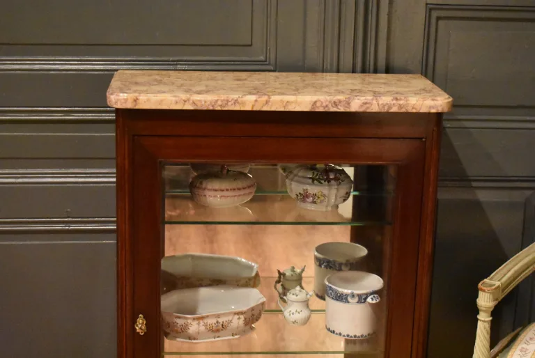 Petite vitrine de style Louis XVI