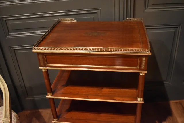 Table en acajou à quatre plateaux
