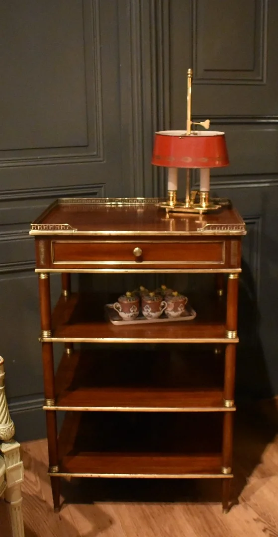 Table en acajou à quatre plateaux