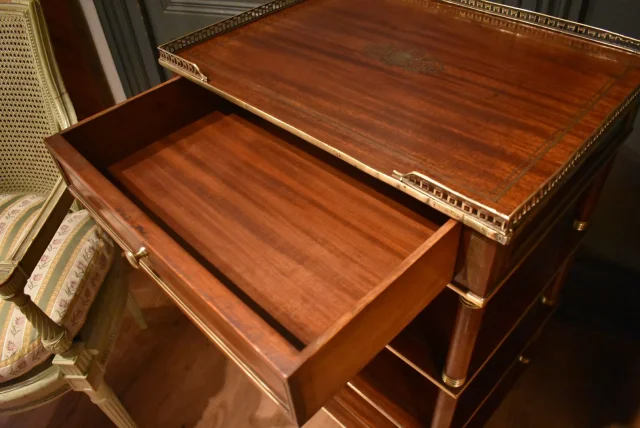 Table en acajou à quatre plateaux