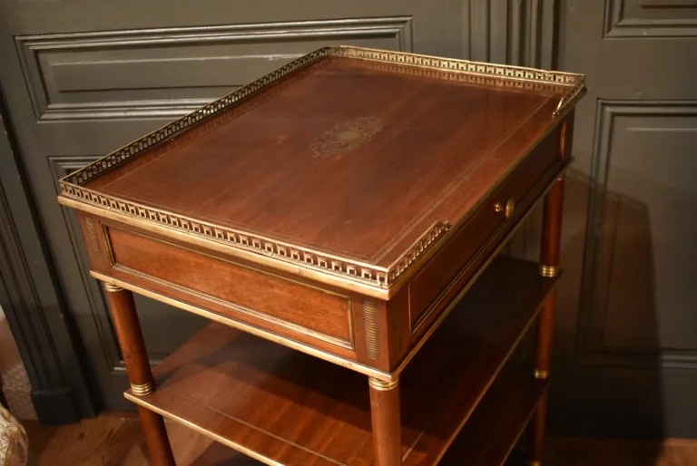 Table en acajou à quatre plateaux