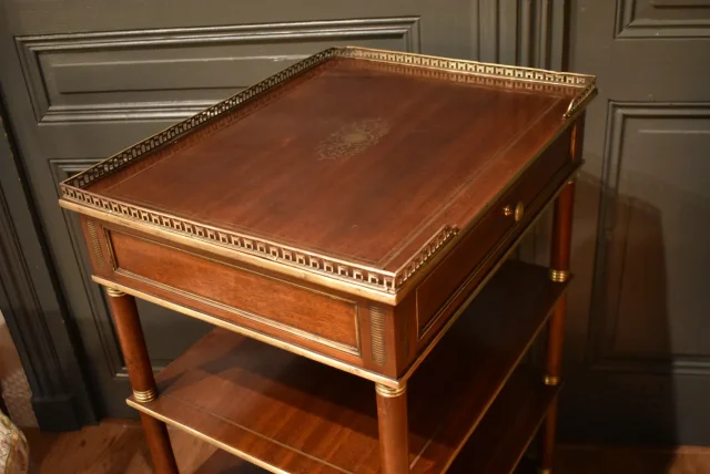 Table en acajou à quatre plateaux