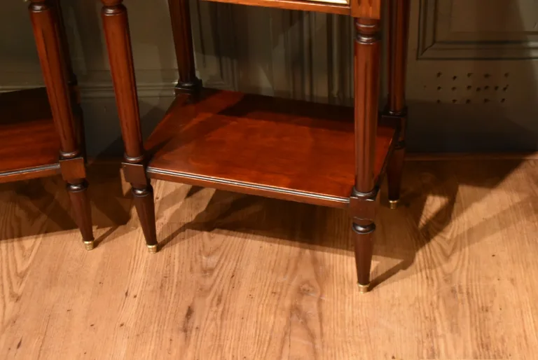 PAAR NACHTTISCHE IM STIL LOUIS XVI.
